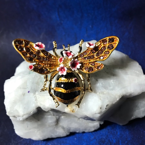 Jewelry - Gorgeous gold tone bumblebee with flowers brooch